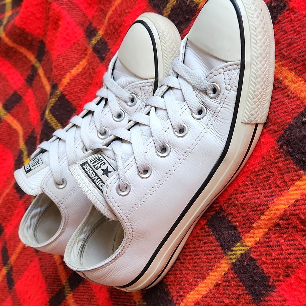White leather converse men size 6, women size 8